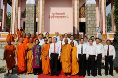 Ủy viên Bộ Chính trị, Phó Chủ tịch Thường trực Quốc hội Trần Thanh Mẫn và đoàn công tác chụp ảnh cùng các vị hòa thượng, thượng tọa, đại đức tại Chùa Soài So, xã Núi Tô, huyện Tri Tôn, tỉnh An Giang. (Ảnh: Công Mạo/TTXVN)