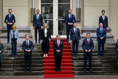 Nhà Vua Hà Lan Willem-Alexander (giữa, hàng đầu) và Thủ tướng Mark Rutte (thứ 2, trái, hàng đầu) tại lễ tuyên thệ nhậm chức của Chính phủ mới ở The Hague, ngày 10/1/2022. (Ảnh: AFP/TTXVN)