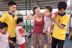 Cha mẹ cần kiên trì, tin tưởng, yêu thương và sự đồng hành cùng trẻ tự kỷ. (Ảnh: Mỹ Phương/TTXVN)