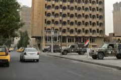 Lực lượng an ninh Iraq đứng gác gần Vùng Xanh an ninh cao của Baghdad sau khi ba quả tên lửa tấn công khu vực lân cận gần nơi đặt Đại sứ quán Mỹ tháng 10/2021. (Nguồn: AFP)