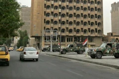Lực lượng an ninh Iraq đứng gác gần Vùng Xanh an ninh cao của Baghdad sau khi ba quả tên lửa tấn công khu vực lân cận gần nơi đặt Đại sứ quán Mỹ tháng 10/2021. (Nguồn: AFP)
