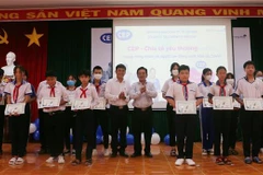 Trao học bổng CEP cho con đoàn viên công đoàn, công nhân, người lao động có hoàn cảnh khó khăn, học giỏi trên địa bàn thành phố Long Xuyên, tỉnh An Giang. (Ảnh: Công Mạo/TTXVN)