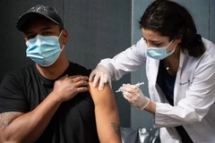 Nhân viên y tế tiêm vaccine phòng COVID-19 cho người dân tại New York, Mỹ. (Ảnh: AFP/TTXVN)