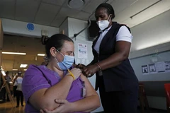 Tiêm vaccine phòng COVID-19 của Johnson & Johnson cho nhân viên y tế tại Pretoria, Nam Phi. (Ảnh: AFP/TTXVN)