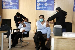 Nhân viên y tế tiêm vaccine phòng COVID-19 cho người dân tại Islamabad, Pakistan, ngày 3/1/2022. (Ảnh: THX/TTXVN)