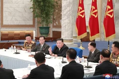 Nhà lãnh đạo Triều Tiên Kim Jong-un (giữa) chủ trì cuộc họp mở rộng của Ủy ban Quân sự Trung ương Đảng Lao động Triều Tiên, ngày 21/6/2022. (Ảnh: AFP/TTXVN)