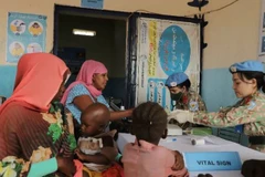 Đội Công binh số 1 khám bệnh, cấp thuốc miễn phí cho người dân địa phương. (Nguồn: phunuvietnam.vn)