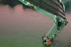 Cảnh cầu treo bị sập, ảnh chụp qua clip. (Nguồn: indianexpress.com)