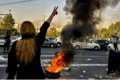 Người Iran phản đối cái chết của Mahsa Amini, 22 tuổi, sau khi cô bị cảnh sát giam giữ ở Tehran ngày 1/10. (Nguồn: AP)