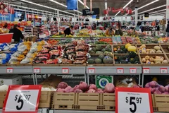 Khách hàng mua sắm tại một siêu thị ở Mississauga, Ontario, Canada. (Ảnh: THX/TTXVN)