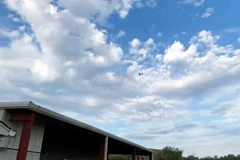 Chiếc máy bay nhỏ bay lòng vòng quanh thành phố Tupelo, bang Mississippi và đe dọa đâm vào một cửa hàng Walmart. (Nguồn: AP)