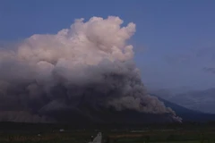 Núi lửa Semeru trên đảo Java, Indonesia phun trào ngày 4/12/2022. (Ảnh: AFP/TTXVN)