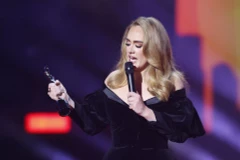 Ca sỹ Adele nhận giải Nghệ sỹ của năm tại Lễ trao giải Brit Awards 2022 ở London, Anh, ngày 8/2. (Nguồn: Reuters)