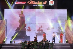 Tiết mục biểu diễn văn nghệ tại chương trình. (Ảnh: Hoàng Hiếu/TTXVN)