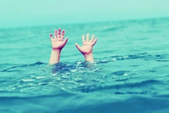 Quảng Ngãi: Nhóm bạn tắm biển lúc chiều tối, 2 người mất tích