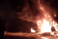 Chiếc xe bốc cháy dữ dội. (Ảnh: vov.vn)