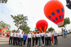 Lãnh đạo thành phố Đà Nẵng và các hoa hậu du lịch Đà Nẵng chụp ảnh quảng bá sản phẩm du lịch mới tại ngày hội. (Ảnh: Trần Lê Lâm/TTXVN)