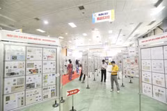 Khách tham quan triển lãm tem bưu chính quốc gia Vietstampex 2022. (Ảnh: Minh Quyết/TTXVN)