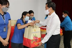 Phó thủ tướng Chính phủ Lê Minh Khái tặng quà công nhân Công ty TNHH New Apparel Far Eastern, Khu công nghiệp Bắc Đồng Phú. (Ảnh: Đậu Tất Thành/TTXVN.)