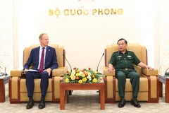 Thượng tướng Hoàng Xuân Chiến và Ngài Matthew Rycroft tại buổi tiếp. (Ảnh: Hồng Pha/TTXVN)