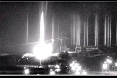 Nhà máy điện hạt nhân Zaporizhzhia ở thành phố Enerhodar, Ukraine, bốc cháy ngày 4/3/2022. (Ảnh: AFP/TTXVN)