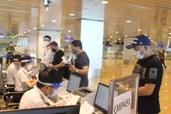Du khách làm thủ tục kiểm tra tại Cảng Hàng không Quốc tế Cam Ranh tháng 11/2021. (Ảnh: Phan Sáu/TTXVN)