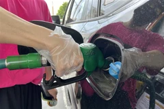 Bơm xăng cho phương tiện tại trạm xăng ở Seoul, Hàn Quốc, ngày 10/6/2022. (Ảnh: THX/TTXVN)