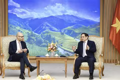 Thủ tướng Phạm Minh Chính tiếp Tổng thư ký Tòa án Trọng tài Thường trực quốc tế Marcin Czepelak. (Ảnh: Dương Giang/TTXVN)