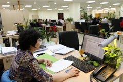 Hoạt động kế toán tại Kho bạc Nhà nước Hà Nội. (Ảnh: Phạm Hậu/TTXVN)