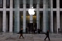Logo của Apple Inc. trên lối vào cửa hàng Apple trên Đại lộ 5 ở Manhattan, New York, Mỹ. (Nguồn: Reuters)