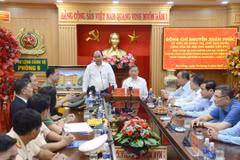 Chiều 10/6, Chủ tịch nước Nguyễn Xuân Phúc đến thăm Phòng Cảnh vệ miền Trung, Bộ Tư lệnh Cảnh vệ - Bộ Công an nhân kỷ niệm 5 năm ngày thành lập đơn vị. (Ảnh: Quốc Dũng/TTXVN)
