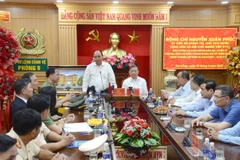 Chiều 10/6, Chủ tịch nước Nguyễn Xuân Phúc đến thăm Phòng Cảnh vệ miền Trung, Bộ Tư lệnh Cảnh vệ - Bộ Công an nhân kỷ niệm 5 năm ngày thành lập đơn vị. (Ảnh: Quốc Dũng/TTXVN)