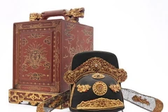 Chiếc mũ quan triều Nguyễn đi kèm hộp gỗ. (Nguồn: Balclis)