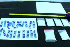 Tang vật ma túy "nước vui" được lực lượng Công an thu giữ của các đối tượng. (Ảnh: Đinh Văn Nhiều/TTXVN)