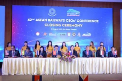 Các Tổng Giám đốc Đường sắt 8 nước ASEAN tham gia ký kết biên bản ghi nhớ. (Ảnh: Văn Dũng/TTXVN)