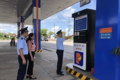 Đội Quản lý thị trường số 6 kiểm tra việc niêm yết giá, bán hàng tại cửa hàng xăng dầu 100 Petrolimex tại địa bàn thị xã Quảng Yên, Quảng Ninh. (Nguồn: quangninh.gov.vn)