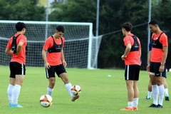 Các cầu thủ U23 Singapore đá tập trong chiều ngày 6/5. (Ảnh: Tuấn Anh/TTXVN)