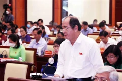 Ông Tăng Chí Thượng, Giám đốc Sở Y tế Thành phố Hồ Chí Minh trao đổi về tình hình y tế, dịch bệnh. (Ảnh: Xuân Khu/TTXVN)