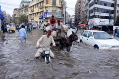 Cảnh ngập lụt tại thành phố Karachi, Pakistan ngày 9/7/2022. (Ảnh: THX/TTXVN)