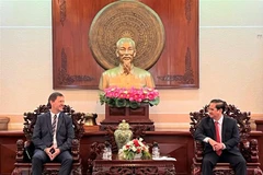 Chủ tịch UBND thành phố Cần Thơ Trần Việt Trường tiếp Đại sứ Hungary tại Việt Nam Baloghdi Tibor. (Ảnh: Ánh Tuyết/TTXVN)