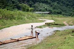 Nguồn nước suối Duộc trước khi đổ vào sông Nậm Tôn đã cải thiện đáng kể so với trước đây. (Ảnh: Văn Tý/TTXVN)