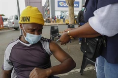 Nhân viên y tế tiêm vaccine phòng COVID-19 cho người dân tại Pretoria, Nam Phi. (Ảnh: AFP/TTXVN)