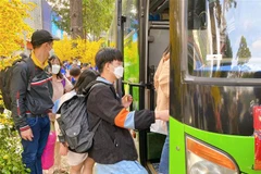 Sinh viên lên chuyến xe mùa Xuân về bên gia đình ngày cuối năm. (Ảnh: Hồng Giang/TTXVN)