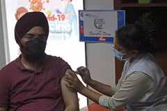 Nhân viên y tế tiêm vaccine phòng COVID-19 cho người dân ở New Delhi, Ấn Độ ngày 10/4/2022. (Ảnh: AFP/TTXVN)