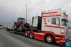 Một chiếc xe tải tham gia cuộc biểu tình ở Dublin, Ireland ngày 11/4. (Ảnh: Tân Hoa xã)