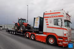 Một chiếc xe tải tham gia cuộc biểu tình ở Dublin, Ireland ngày 11/4. (Ảnh: Tân Hoa xã)