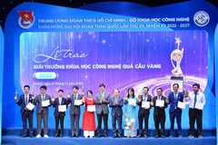 Phó Trưởng ban Thường trực Ban Dân vận Trung ương Phạm Tất Thắng, Bí thư thứ Nhất Trung ương Đoàn Bùi Quang Huy trao Giải thưởng KHCN Quả Cầu Vàng năm 2022. (Ảnh: Minh Đức/TTXVN)