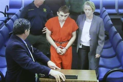Cảnh sát áp giải đối tượng Nikolas Cruz (giữa) tới Tòa án hạt Broward, Fort Lauderdale, bang Florida ngày 15/2/2018. (Nguồn: AFP/TTXVN)