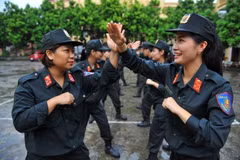 Nữ chiến sỹ Cảnh sát cơ động -Công an tỉnh Ninh Bình trong giờ tập luyện. (Ảnh: Minh Đức/TTXVN)