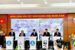 Đại diện Bộ NN&PTNT và USAID cùng bấm nút khởi động Dự án bảo vệ các loại động vật nguy cấp. (Ảnh: daibieunhandan.vn)